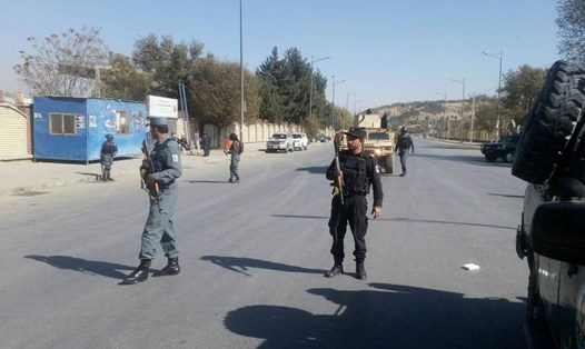 Lực lượng an ninh triển khai gần khu vực đài truyền hình bị tấn công. Ảnh: Reuters