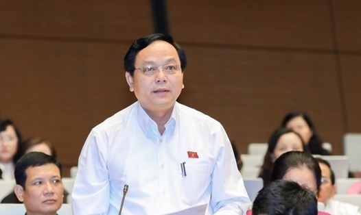Ông Hoàng Đức Thắng - Trưởng đoàn ĐBQH tỉnh Quảng Trị phát biểu về vụ án kéo dài gần 7 năm ở Quảng Trị. Ảnh: T.L