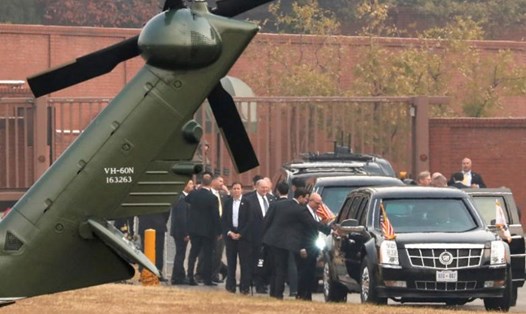 Tổng thống Donald Trump ngồi trong xe sau chuyến thăm DMZ bị hủy. Ảnh: Reuters