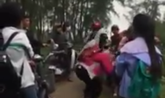Nhóm nữ sinh đánh bạn dã man trong rừng phi lao. ảnh: cắt từ clip