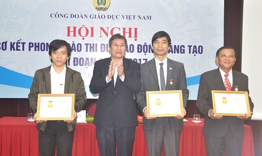 Đồng chí Trần Thanh Hải - Phó Chủ tịch thường trực Tổng LĐLĐVN trao bằng Lao động sáng tạo của Tổng LĐLĐVN tới 3 cá nhân. Ảnh: Quế Chi. 