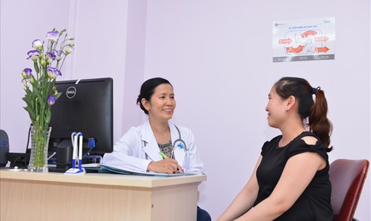 Bác sĩ tư vấn cho thai phụ về đái tháo đường thai kỳ (ảnh M.P)