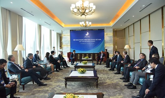 Thủ tướng Nguyễn Xuân Phúc tiếp các đại biểu tham dự Hội nghị Thượng đỉnh Kinh doanh Việt Nam ngày 7.11.2017. Ảnh: P.V