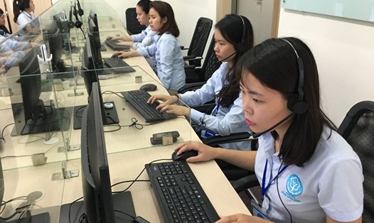 Nhân viên BHXH Việt Nam tác nghiệp trên Hệ thống giao dịch điện tử. Ảnh: H.A