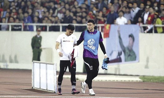 Nguyên Mạnh (trái) và sự cố đáng tiếc ở AFF Cup 2016. Ảnh: ĐL
