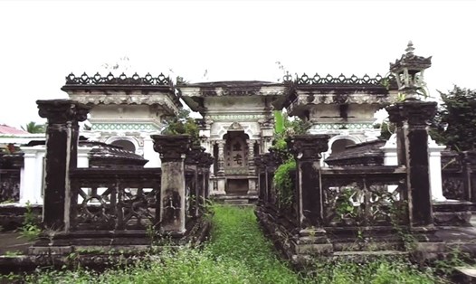 Quần thể mộ cổ với những nét kiến trúc độc đáo của gia đình ông Hùng.