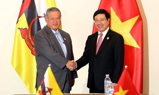 Phó Thủ tướng, Bộ trưởng Ngoại giao Phạm Bình Minh có cuộc gặp song phương với Bộ trưởng thứ hai Ngoại giao và Thương mại Brunei Lim Jock Seng. Ảnh: VGP