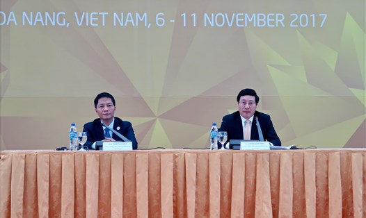 Phó Thủ tướng, Bộ trưởng Ngoại giao Phạm Bình Minh và Bộ trưởng Công thương Trần Tuấn Anh chủ trì họp báo AMM ngày 9.11. Ảnh: Vân Anh