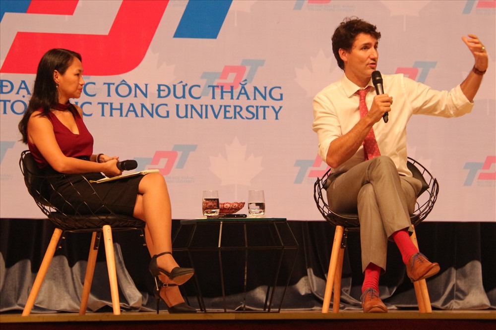 Thủ tướng Canada Justin Trudeau trò chuyện cùng sinh viên Đại học Tôn Đức Thắng (ảnh K.Q)