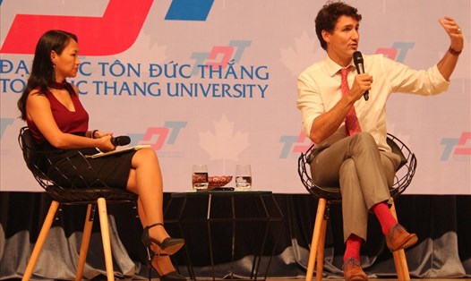Thủ tướng Canada Justin Trudeau trò chuyện cùng sinh viên Đại học Tôn Đức Thắng (ảnh K.Q)