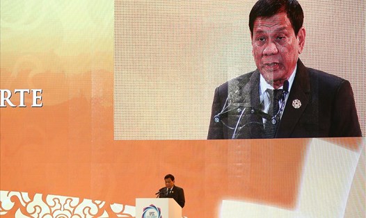Tổng thống Philippines Rodrigo Duterte phát biểu tại Hội nghị Thượng đỉnh Doanh nghiệp chiều 9.11. Ảnh: Sơn Tùng