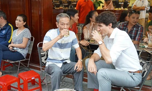 Thủ tướng Canada thưởng thức cà phê sữa vỉa hè Sài Gòn.
