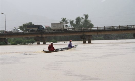Nhiều người dân huyện Đại Lộc chèo ghe đi lại trên sông trong cơn lũ rất nguy hiểm. Ảnh: LP