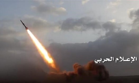 Cơ quan truyền thông của Bộ Tư lệnh Tác chiến Yemen công bố ảnh một tên lửa Yemen sau khi vừa phóng. Ảnh: Press TV