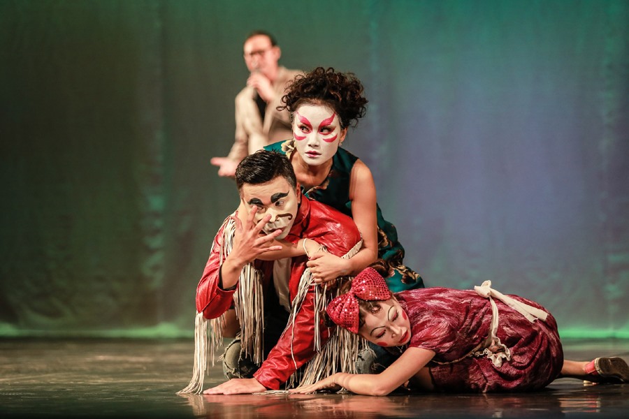 Cảnh trong vở kịch “Cơn ghen của Lọ Lem”.