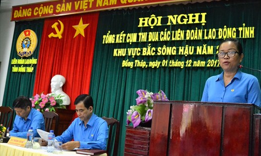 Bà Phan Thị Quyến, Chủ tịch LĐLĐ Đồng Tháp- đơn vị Phó cụm trưởng, đăng cai hội nghị- phát biểu đón chào đại biểu.