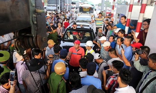 Chiều 30.11, nhiều tài xế tiếp tục tụ tập phản đối trước trạm BOT Cai Lậy (Tiền Giang), sau khi chủ đầu tư cho thu phí trở lại vào sáng cùng ngày. Ảnh: VNExpress