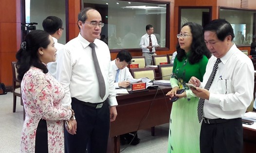 Bí thư Thành ủy Nguyễn Thiện Nhân (thứ hai từ trái qua) trao đổi với các đại biểu. Ảnh Nam Dương