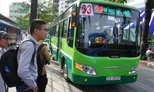 Xe  buýt số 03 - một trong ba tuyến xe buýt thí điểm đạt chuẩn về phương tiện và cung cách phục vụ.  Ảnh: M.Q