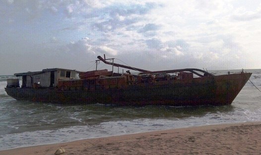 Con tàu không người có ghi chữ Trung Quốc trôi dạt vào bờ biển Quảng Nam. Ảnh:TT