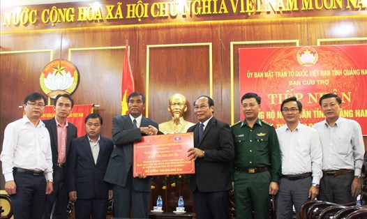 Đại diện tỉnh Sê Kông trao số tiền ủng hộ cho nhân dân tỉnh Quảng Nam. Ảnh: LP