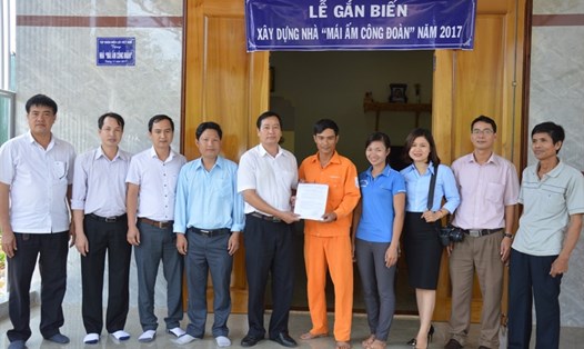 Công đoàn Cty Điện lực Đắk Nông trao tặng nhà "Mái ấm công đoàn" cho NLĐ có hoàn cảnh khó khăn.