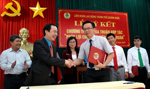 Ông Trần Thanh Tuấn - Chủ tịch LĐLĐ thành phố Quảng Ngãi (áo đen) tại lễ ký kết. Ảnh: TD 