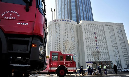 Hỏa hoạn xảy ra ở tầng 28 một chung cư ở Thiên Tân, Trung Quốc. Ảnh: Reuters