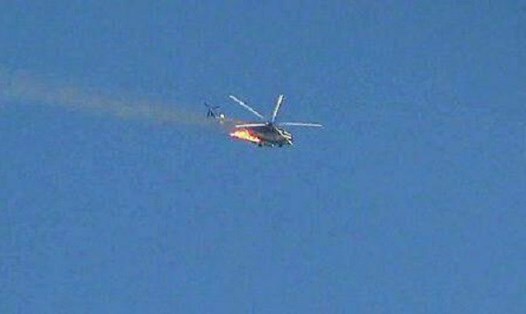 Hình ảnh được cho là chiếc trực thăng của quân đội Syria bị rơi. Ảnh: SF