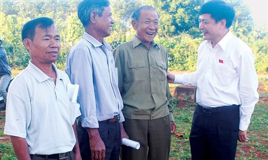 Chủ tịch Tổng LĐLĐVN thăm hỏi cuộc sống người dân Gia Lai. Ảnh: Đình Văn