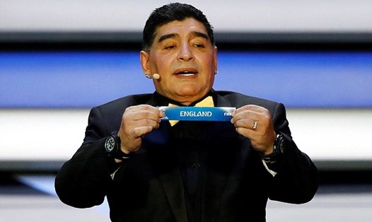 Huyền thoại bóng đá Diego Maradona là người bốc lá thăm có tên ĐT Anh. Ảnh: Reuters.