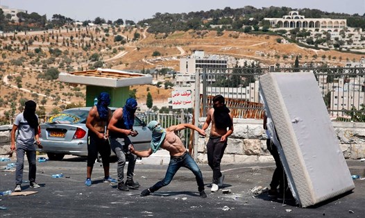 Người Palestine ném đá về phía lực lượng an ninh Palestine. Ảnh: AFP/Getty Images