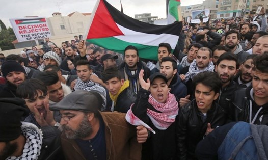 Người biểu tình mang cờ Jordani bên ngoài Đại sứ quán Mỹ tại Amman phản đối Tổng thống Mỹ công nhận Jerusalem là thủ đô Israel. Ảnh: AFP