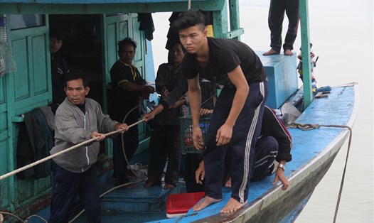 Các thuyền viên Bình Định trên tàu cá bị hỏng máy được ứng cứu đưa vào bờ an toàn.