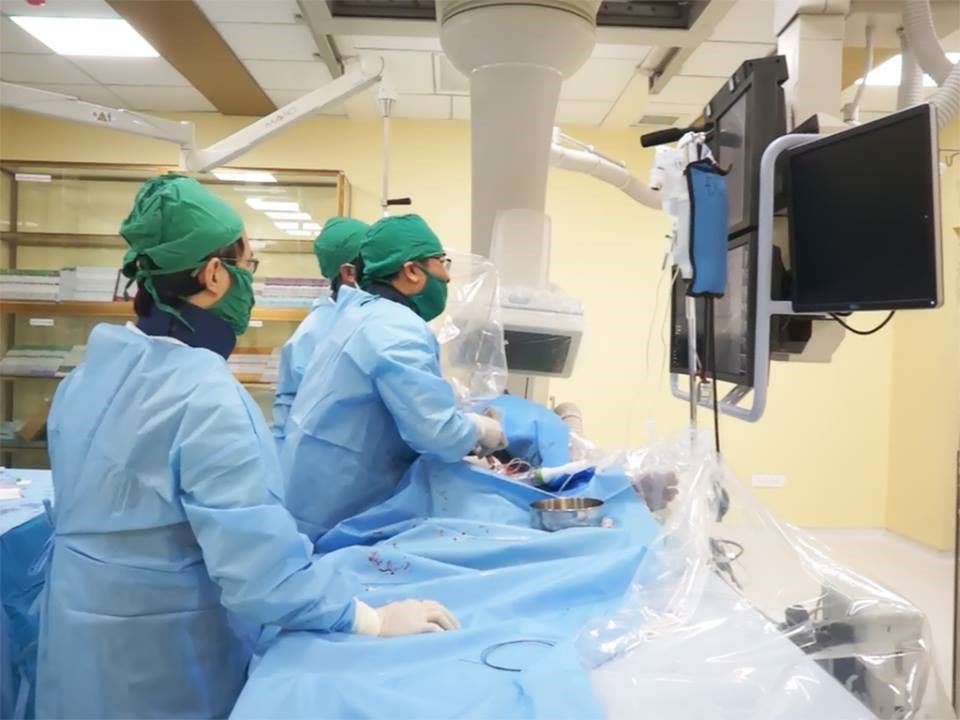 Các bác sĩ BV Đa Khoa Xuyên Á đã cấp cứu kịp thời và đặt máy tạo nhịp, can thiệp đặt stent để cứu sống bệnh nhân. 