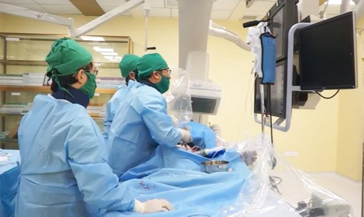 Các bác sĩ BV Đa Khoa Xuyên Á đã cấp cứu kịp thời và đặt máy tạo nhịp, can thiệp đặt stent để cứu sống bệnh nhân. 
