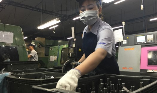 Công nhân làm việc tại nhà máy Juki - Ảnh: L.T