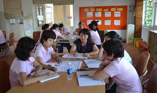 Bà Vũ Thị Kim Thanh - Phó Hiệu trưởng, Chủ tịch CĐ Trường Mầm non chất lượng cao 20.10 (giữa) - sinh hoạt chuyên môn với các giáo viên. Ảnh: P.V