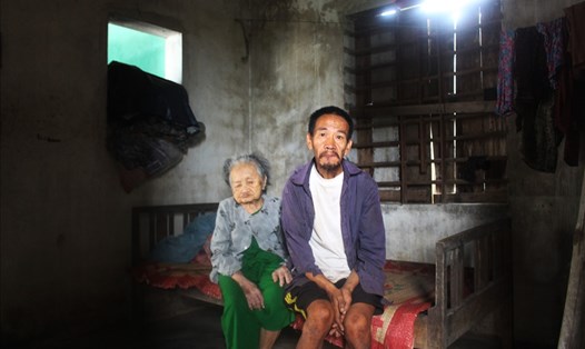 Bà Hiên và anh Nghĩa trong căn nhà xập xệ, cũ kỹ.