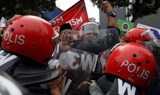 Cảnh sát chặn người biểu tình ủng hộ Palestine tuần hành đến đại sứ quán Mỹ ở Kuala Lumpur. Ảnh: Reuters