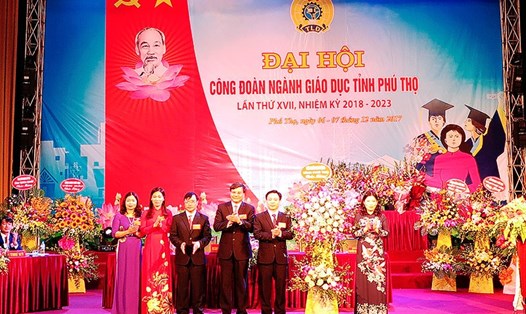  Đồng chí Nguyễn Thị Hồng Lâm – Chủ tịch LĐLĐ tỉnh tặng hoa chúc mừng Đại hội.