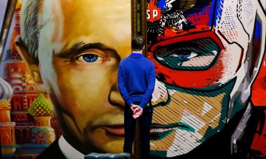 Một bức ảnh Tổng thống Nga Vladimir Putin trong triển lãm. Ảnh: Getty Images
