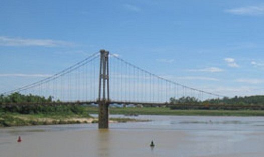 Cầu Dùng - nơi xảy ra sự việc đau lòng hai nữ sinh nắm tay nhau tự tử trên sông Lam. Ảnh: NLĐ