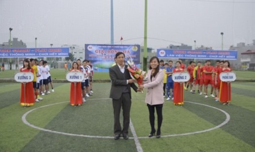 Chủ tịch CĐ các KCN tỉnh Thái Bình Phạm Thị Thắng tặng hoa cho CĐ Cty Poong Shin Vina vì đã tổ chức tốt phong trào thể thao cho CNLĐ. Ảnh: BM