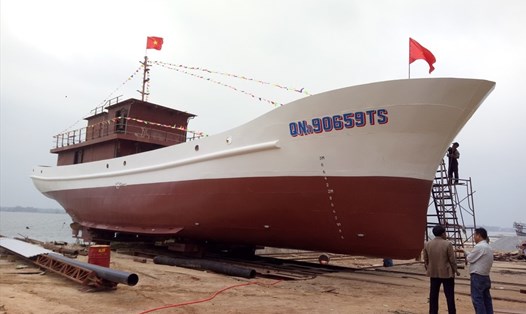 Tàu vỏ thép đóng theo Nghị định 67 trị giá 16 tỷ đồng vừa được hạ thủy ở Quảng Nam. Ảnh: LP
