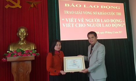 Nhà báo Lâm Chí Công - Trưởng VPĐD báo Lao Động KV BTB thay mặt báo Lao Động trao giải Ba cho tác giả Huyền Sương. Ảnh: Lê Phi Long
