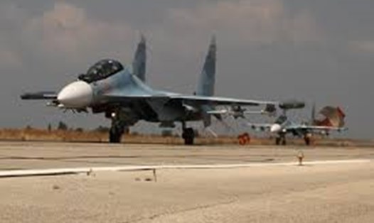 Chiến đấu cơ Su-30 của Nga hạ cánh ở căn cứ không quân Hmeymim, Syria. Ảnh: Sputnik