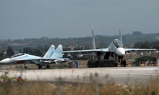 Tổng thống Vladimir Putin bất ngờ đến thăm căn cứ không quân Nga ở Syria. Ảnh: Sputnik
