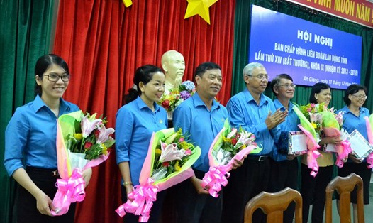 Ông Nguyễn Thiện Phú- Chủ tịch LĐLĐ An Giang tặng hoa cho đại biểu vừa được bầu giữ nhiệm vụ mới và tặng quà cho đại biểu vừa nghỉ hưu.