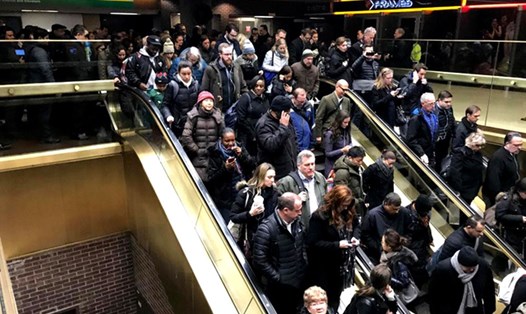Nhiều hành khách đi tàu điện ngầm được sơ tán để đề phòng.